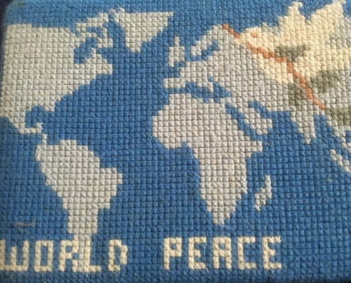 peace-kneeler